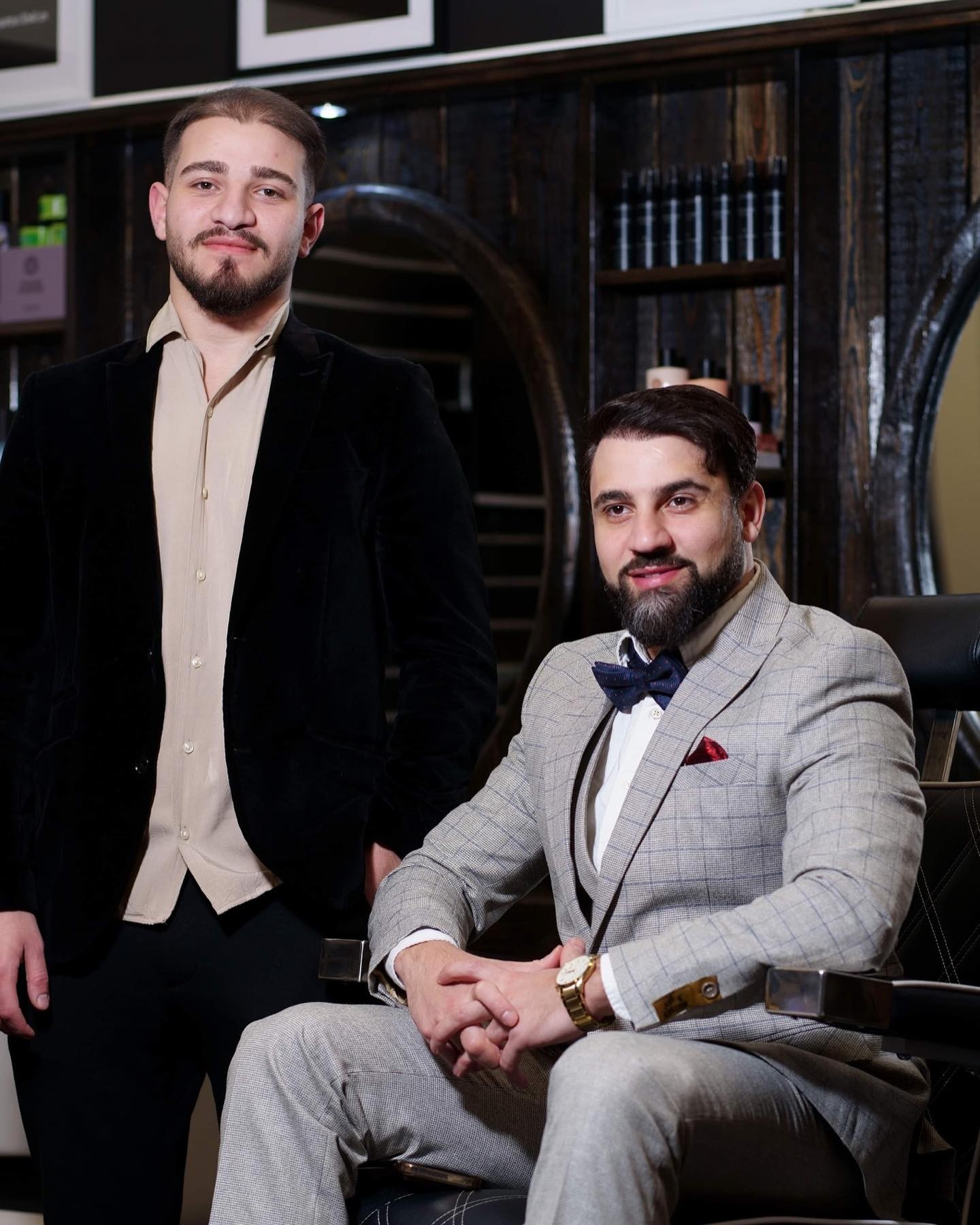 Ghaith sittande och Leif stående i salongen